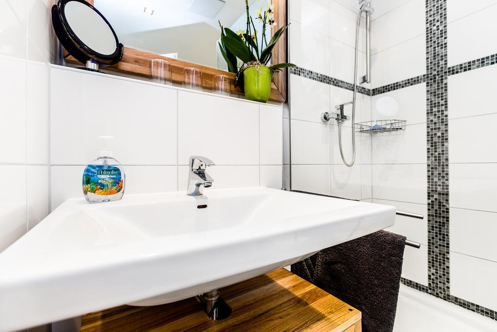 Design Apartment In Koeln Mit Terrasse Rum bild